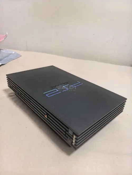 这次来的是大名鼎鼎索尼公司发布的第二代游戏主机—PS2，这个主机的名字可谓是无人不知无人不晓，大家的游戏机玩的最多的应该就是它了，我买的是黑透款，成色非常不错，各个功能都测试正常。任意门的服务真是越来越周到了，非常感谢！