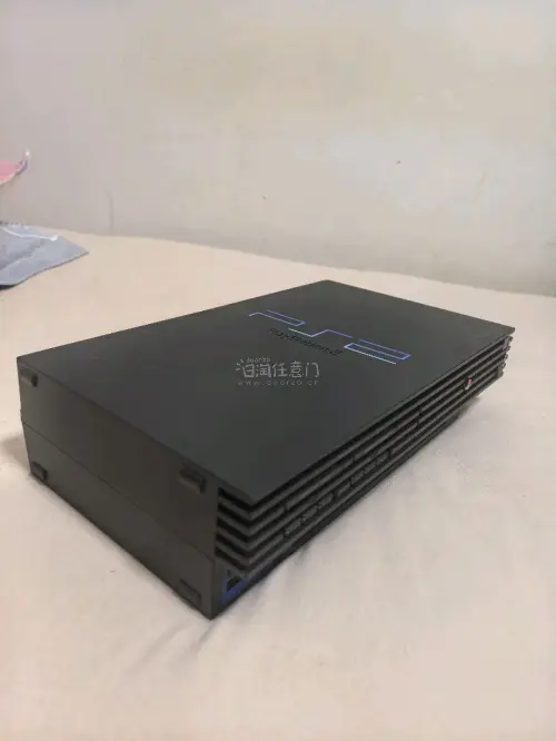 这次来的是大名鼎鼎索尼公司发布的第二代游戏主机—PS2，这个主机的名字可谓是无人不知无人不晓，大家的游戏机玩的最多的应该就是它了，我买的是黑透款，成色非常不错，各个功能都测试正常。任意门的服务真是越来越周到了，非常感谢！