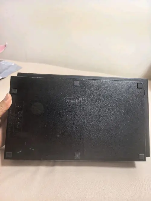 这次来的是大名鼎鼎索尼公司发布的第二代游戏主机—PS2，这个主机的名字可谓是无人不知无人不晓，大家的游戏机玩的最多的应该就是它了，我买的是黑透款，成色非常不错，各个功能都测试正常。任意门的服务真是越来越周到了，非常感谢！
