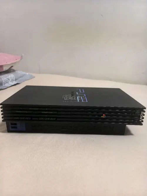 这次来的是大名鼎鼎索尼公司发布的第二代游戏主机—PS2，这个主机的名字可谓是无人不知无人不晓，大家的游戏机玩的最多的应该就是它了，我买的是黑透款，成色非常不错，各个功能都测试正常。任意门的服务真是越来越周到了，非常感谢！