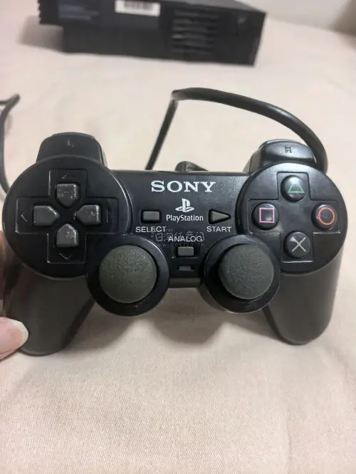 这次来的是大名鼎鼎索尼公司发布的第二代游戏主机—PS2，这个主机的名字可谓是无人不知无人不晓，大家的游戏机玩的最多的应该就是它了，我买的是黑透款，成色非常不错，各个功能都测试正常。任意门的服务真是越来越周到了，非常感谢！
