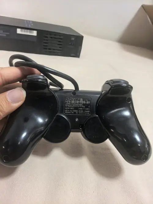 这次来的是大名鼎鼎索尼公司发布的第二代游戏主机—PS2，这个主机的名字可谓是无人不知无人不晓，大家的游戏机玩的最多的应该就是它了，我买的是黑透款，成色非常不错，各个功能都测试正常。任意门的服务真是越来越周到了，非常感谢！