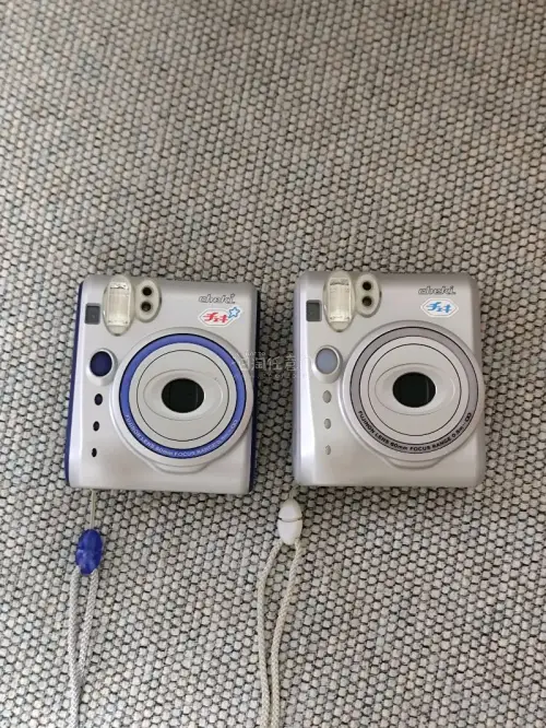 一次性在挖煤姬入手两台拍立得，这次淘了拍立得mini50和mini55，两台机身造型高度相似，颜值双双在线，银色mini50质感细腻耐看，简约复古的造型戳中审美，重点惊喜当属mini55，卖家一开始说明是故障品需要维修，抱着试水心态入手，开箱实测整机完好无损可用，自...