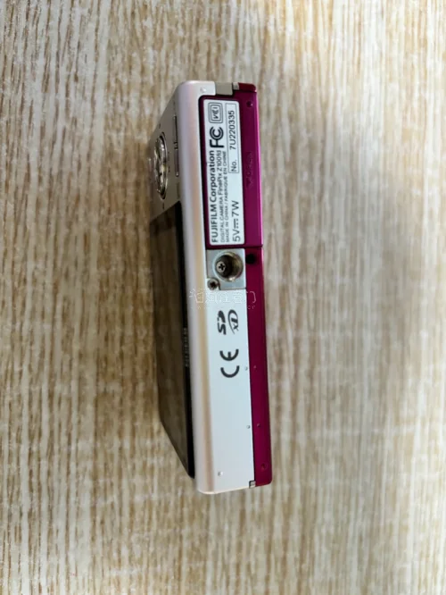 纠结好久入手的ccd，整体体验满分！
包装防护做得特别到位，机器成色和图片描述一致，没有隐瞒划痕瑕疵，到手直接开机测试，闪光灯、变焦、回放、按键全部正常，没有暗病。卖家配套送了电池、充电器和内存卡，到手就能直接拍照，新手完全不用额外置办配件。