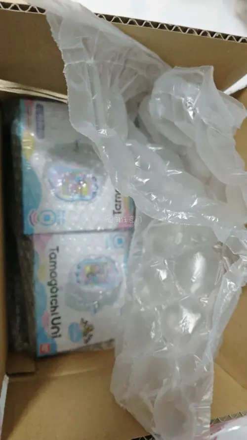 终于收到心心念念的拓麻歌子Uni啦！煤炉下单的两台Prism White都安全到手，竹蜻蜓的EMS物流超给力，从下单到收货全程都很顺利，加固包装也很稳妥，盒子一点没压坏。全新未拆的品相太赞了，和卖家描述的完全一致，能收到两台小白真的太开心了！平台的积分活动也很贴心，...