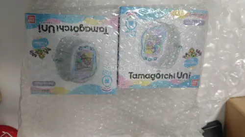 终于收到心心念念的拓麻歌子Uni啦！煤炉下单的两台Prism White都安全到手，竹蜻蜓的EMS物流超给力，从下单到收货全程都很顺利，加固包装也很稳妥，盒子一点没压坏。全新未拆的品相太赞了，和卖家描述的完全一致，能收到两台小白真的太开心了！平台的积分活动也很贴心，...