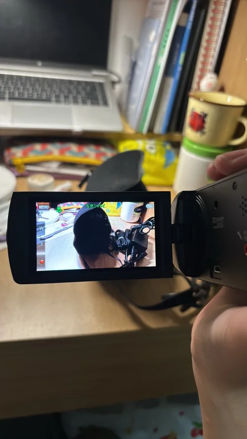还以为海运要等上至少一个月的时间，没想到只需要20天就到了，当然价格也是非常美丽，成品也出乎意料，当时还没看清是否确认动画就下单了，还在担心是不是开不了机了所以比较便宜，但是好在是可以用的，终于可以美美拍视频了，赠送的数据线也很齐全，包装的很严实。
