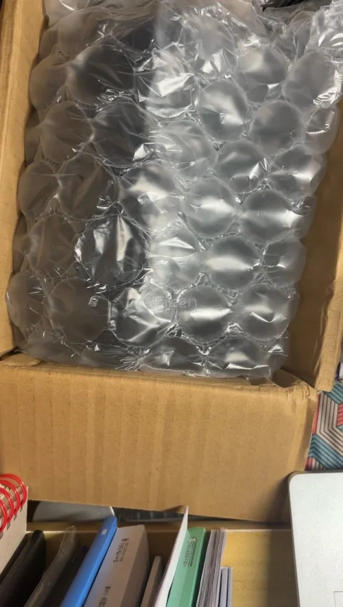 还以为海运要等上至少一个月的时间，没想到只需要20天就到了，当然价格也是非常美丽，成品也出乎意料，当时还没看清是否确认动画就下单了，还在担心是不是开不了机了所以比较便宜，但是好在是可以用的，终于可以美美拍视频了，赠送的数据线也很齐全，包装的很严实。