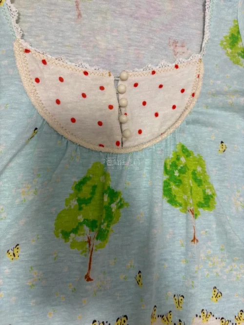 这次在挖煤姬买的两件衣服，非常貌美，质量很好，很多小细节，物流速度也很快，下单半个月就收到了，感谢挖煤姬让我淘到美衣。