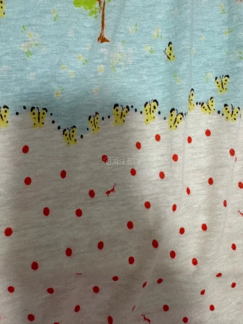 这次在挖煤姬买的两件衣服，非常貌美，质量很好，很多小细节，物流速度也很快，下单半个月就收到了，感谢挖煤姬让我淘到美衣。
