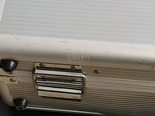 这次在挖煤姬收到的一款收纳箱，使用的是ems物流，物流很快打包也很好，很高兴能给自己的音响设备找到这款收纳箱，我比较满意，这家出的箱子很结实，收纳都是十分的便捷实用还有锁扣，一次很满意的体验