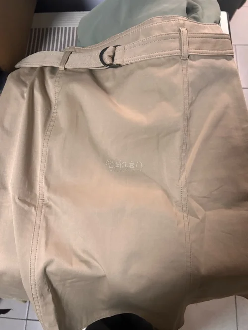 卡其脑袋 一股脑入了两条卡其色的巴宝莉半裙 看着很百搭了 看着平平无奇但是质感无敌好呢 感觉可以穿好多年哈哈