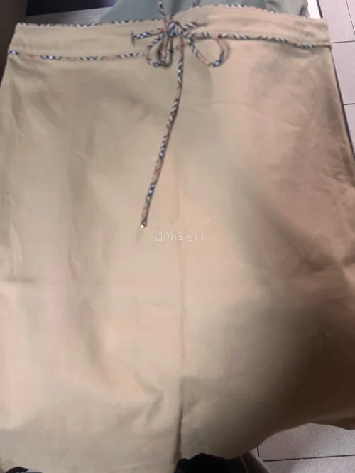 卡其脑袋 一股脑入了两条卡其色的巴宝莉半裙 看着很百搭了 看着平平无奇但是质感无敌好呢 感觉可以穿好多年哈哈