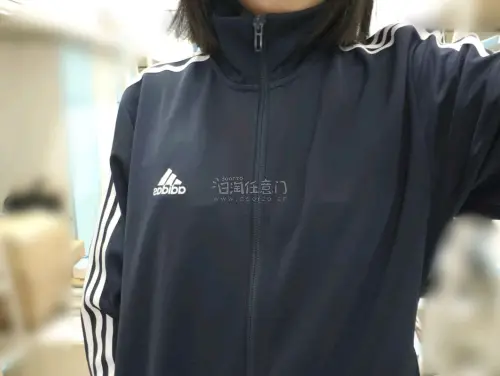 挖到宝了！这件阿迪达斯外套也太香了！版型超正，上身巨显瘦，面料软软糯糯的很舒服。成色很新，细节都很在线，经典款真的永不过时，随便搭牛仔裤就很好看，这次购物体验满分！