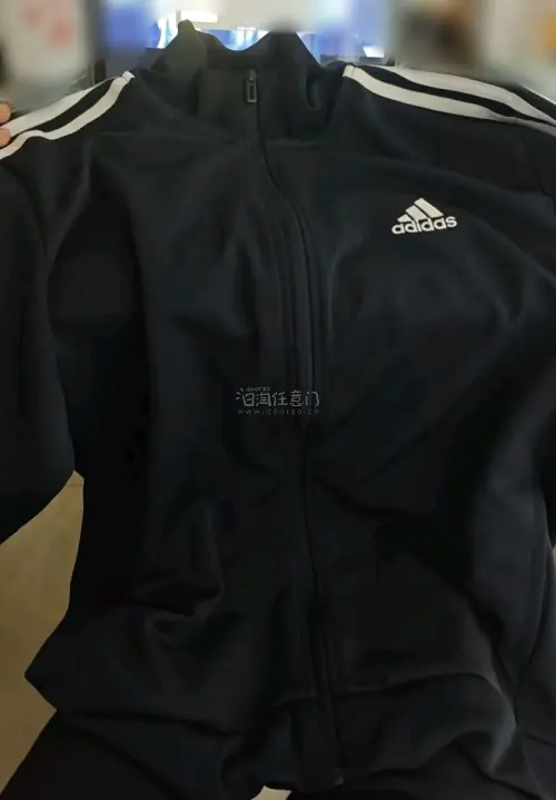 挖到宝了！这件阿迪达斯外套也太香了！版型超正，上身巨显瘦，面料软软糯糯的很舒服。成色很新，细节都很在线，经典款真的永不过时，随便搭牛仔裤就很好看，这次购物体验满分！