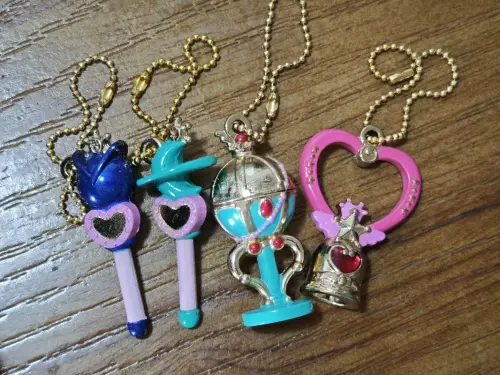 在挖煤姬上好价淘齐了这组扭蛋，美少女战士变身器扭蛋第2弹，完美还原了动画里的经典变身道具！
 
从新月权杖、变装胸针到时空钥匙，细节做得超精致，金属+珠光质感超还原原作，金属感拿在手沉甸甸的。

挖煤姬一如既往的好用，搜索便捷，很容易找到想要的中古品，epl物流又快...