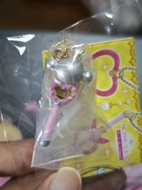 在挖煤姬上好价淘齐了这组扭蛋，美少女战士变身器扭蛋第2弹，完美还原了动画里的经典变身道具！
 
从新月权杖、变装胸针到时空钥匙，细节做得超精致，金属+珠光质感超还原原作，金属感拿在手沉甸甸的。

挖煤姬一如既往的好用，搜索便捷，很容易找到想要的中古品，epl物流又快...