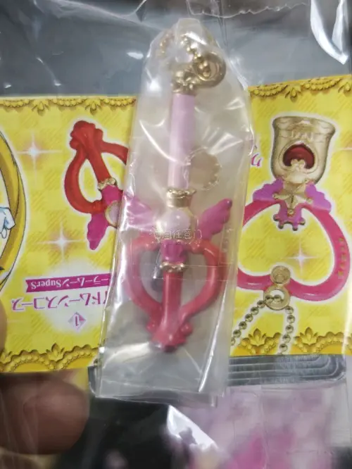 在挖煤姬上好价淘齐了这组扭蛋，美少女战士变身器扭蛋第2弹，完美还原了动画里的经典变身道具！
 
从新月权杖、变装胸针到时空钥匙，细节做得超精致，金属+珠光质感超还原原作，金属感拿在手沉甸甸的。

挖煤姬一如既往的好用，搜索便捷，很容易找到想要的中古品，epl物流又快...