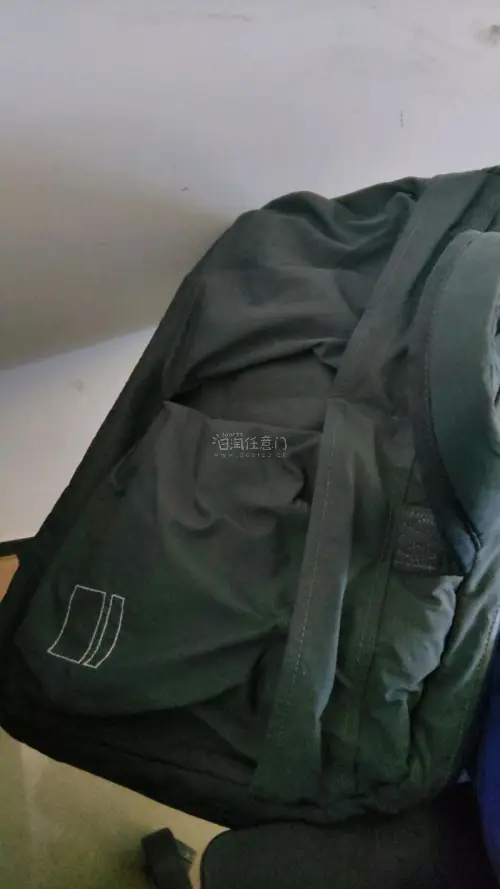 超级好价的blankof的包包，因为颜色比较小众可能没什么人关心到……
大概是偏黑的墨绿色
成色大概是七八成新，一路过来物流也非常非常快，然后也没有什么损坏！真的很好用啊挖煤姬！