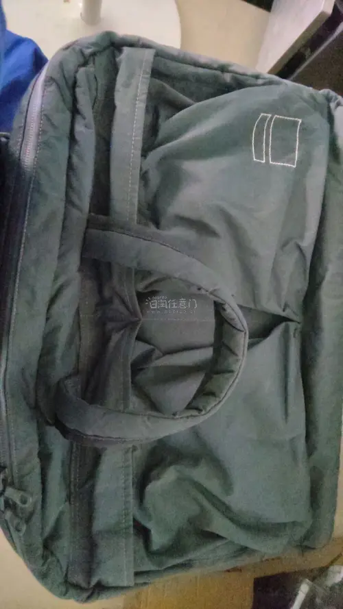超级好价的blankof的包包，因为颜色比较小众可能没什么人关心到……
大概是偏黑的墨绿色
成色大概是七八成新，一路过来物流也非常非常快，然后也没有什么损坏！真的很好用啊挖煤姬！