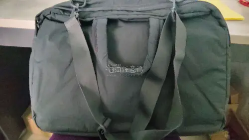 超级好价的blankof的包包，因为颜色比较小众可能没什么人关心到……
大概是偏黑的墨绿色
成色大概是七八成新，一路过来物流也非常非常快，然后也没有什么损坏！真的很好用啊挖煤姬！