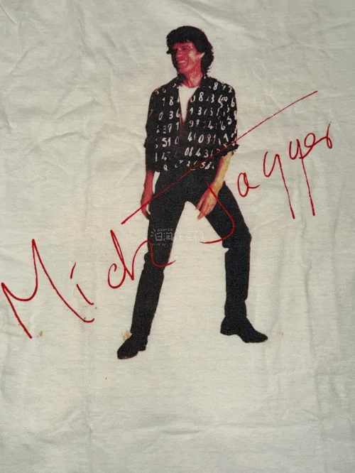 mick jagger单飞后跑到日本开巡演的时候的周边tee，排版非常之喜欢，标志性站姿，稍微有点泛黄，问题不大