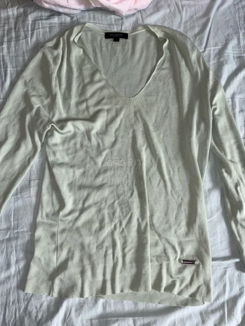 有是一期中古美美衣分享！！！强烈推荐挖煤姬海淘衣服！操作简单易上手，代拍稳定，能挖到不少绝版日单服饰。包裹加固到位，衣物完好无损，没有受潮异味。全程物流可追踪，到货时效稳定，费用一目了然没有隐形收费。实物成色和卖家描述相符，做工质感在线，轻松实现海淘自由，已经安利给...