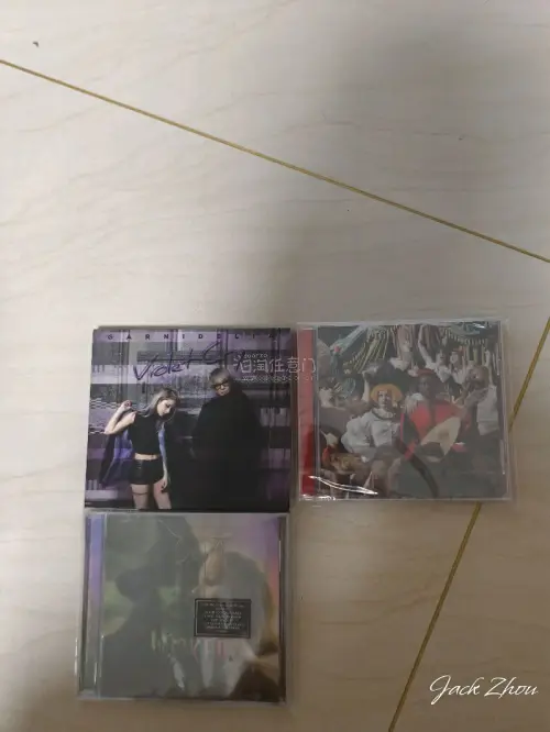 这次选择的是ems，买了些喜欢的音乐专辑。到货挺快的，东西也无损，非常的满意。下次还会继续支持任意门的。