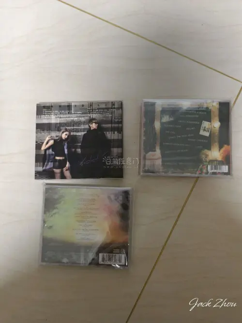 这次选择的是ems，买了些喜欢的音乐专辑。到货挺快的，东西也无损，非常的满意。下次还会继续支持任意门的。