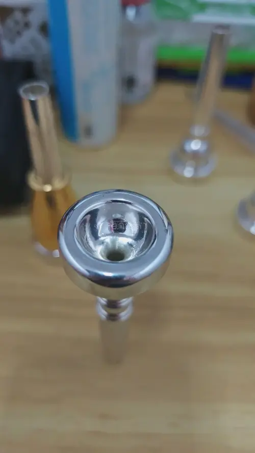 louts：很不错的一支号嘴，试吹后大小合适，总之是一次不错的购物体验，但在尾管上看到类似氧化或烧制过后的变色？
Bob Sullivan：很棒的一支吹嘴，国内目前买不到，虽然比较大，但还是比较通畅的。
Stomvi old style 1.5c：一支不错的吹嘴，大...