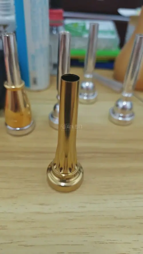 louts：很不错的一支号嘴，试吹后大小合适，总之是一次不错的购物体验，但在尾管上看到类似氧化或烧制过后的变色？
Bob Sullivan：很棒的一支吹嘴，国内目前买不到，虽然比较大，但还是比较通畅的。
Stomvi old style 1.5c：一支不错的吹嘴，大...