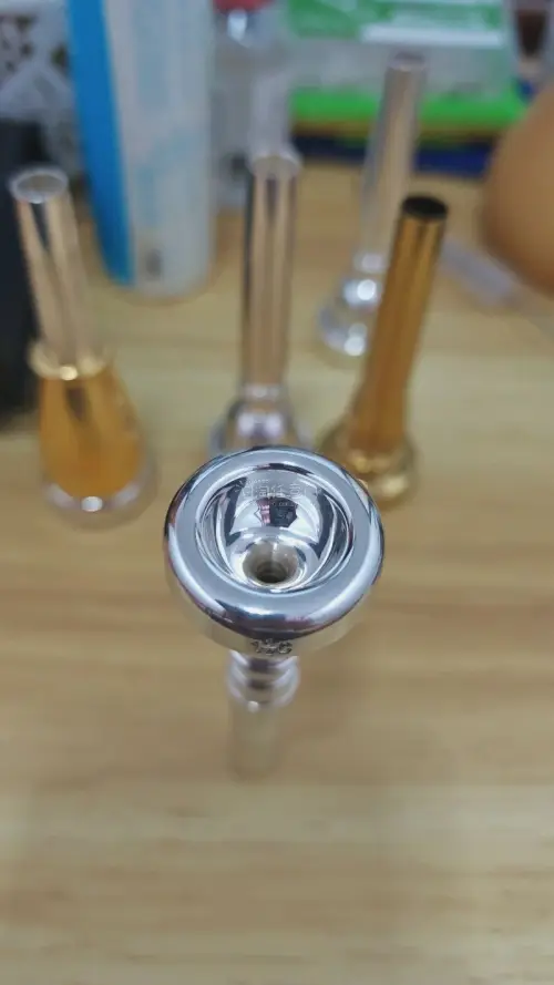 louts：很不错的一支号嘴，试吹后大小合适，总之是一次不错的购物体验，但在尾管上看到类似氧化或烧制过后的变色？
Bob Sullivan：很棒的一支吹嘴，国内目前买不到，虽然比较大，但还是比较通畅的。
Stomvi old style 1.5c：一支不错的吹嘴，大...