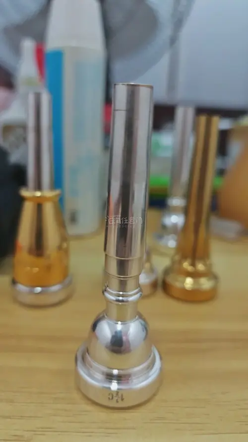 louts：很不错的一支号嘴，试吹后大小合适，总之是一次不错的购物体验，但在尾管上看到类似氧化或烧制过后的变色？
Bob Sullivan：很棒的一支吹嘴，国内目前买不到，虽然比较大，但还是比较通畅的。
Stomvi old style 1.5c：一支不错的吹嘴，大...