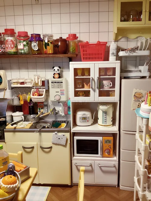物品非常可爱生活化 摆起来很可爱 很喜欢 给生活添加了一丝色彩 里面可以放置很多小摆件 用途也很多特别喜欢