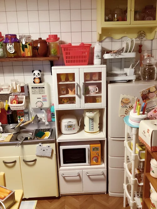 物品非常可爱生活化 摆起来很可爱 很喜欢 给生活添加了一丝色彩 里面可以放置很多小摆件 用途也很多特别喜欢