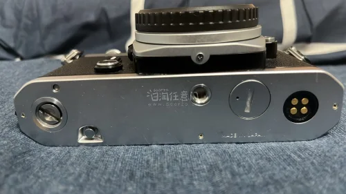 虽然表面锈斑很严重，但是用除锈剂打理了一下，发现相机外观其实磨损很少，清理之后成色非常好。可惜电池仓生锈了，准备维修一下。
遮光罩和小目镜也很好。
总的来说还是不错的体验。