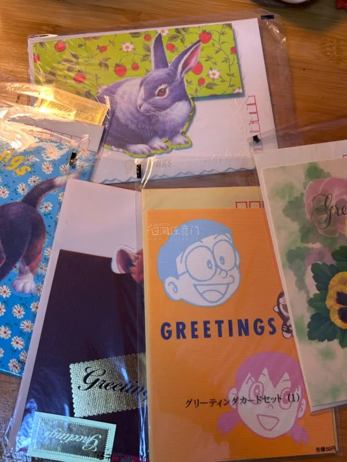 这次入手了精致的便签信纸套装和好看的迪士尼中古贴纸，实物和图片完全一致，品相特别好。包装严实没有破损，选购和下单流程都很顺畅，整体购物体验特别舒心，这些高颜值好物也让日常收纳和手作变得更有乐趣。