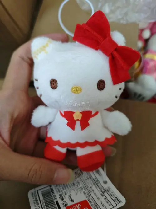 入手了很多Hello Kitty毛绒挂件，全程购物体验超舒心！平台自带完整中文翻译，日语小白也能轻松检索下单，平台免费合单打包特别扎实，多层气泡膜包裹牢牢防护，物流线路时效稳定，全程物流节点可实时查看，资费透明没有隐形扣费。终于集齐多款心仪Kitty挂饰，自留挂包、...