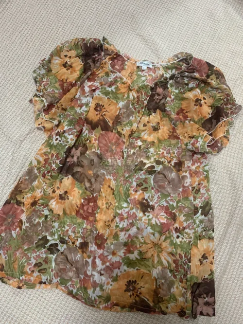 买的第二箱衣物到啦，非常美丽的三件衣服，第一件的刺绣镂空图案超级美丽，两件花柄裙和上衣也很美丽～而且质感都超好！看到这种花花绿绿的裙子和上衣就会很开心！已经开始期待第三波分享了！