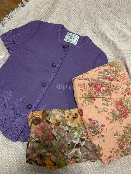 买的第二箱衣物到啦，非常美丽的三件衣服，第一件的刺绣镂空图案超级美丽，两件花柄裙和上衣也很美丽～而且质感都超好！看到这种花花绿绿的裙子和上衣就会很开心！已经开始期待第三波分享了！