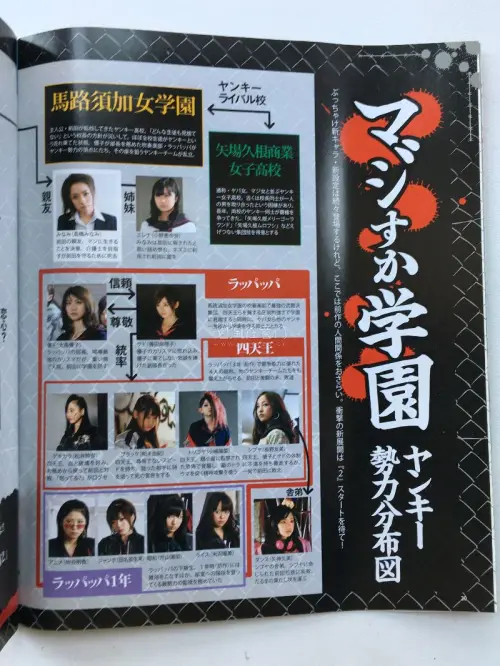 追星大概是平淡生活里最治愈的浪漫小事。收集周边不是盲目堆砌，而是把喜欢悄悄留存，留住每一个心动瞬间。我的周边不算繁多，每一件都是认真挑选、用心收好的宝贝。平整干净的生写真、质感细腻的小卡、简约耐看的徽章，还有包装完好的周边礼盒，安静摆放在收纳架上，简简单单，却治愈所...