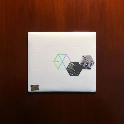 继续我的Kpop之旅~这次展示的是EXO的两张古早专辑，EXO-K版《Mama》和冬专《Sing For You》的俊勉韩版单封，依然通过挖煤姬平台购自闪电市场，还是全新未拆的，朕很满意~两张专辑都是极具EXO音乐特色的经典之作，质量之高无需多言~

再夸夸挖煤姬韩...