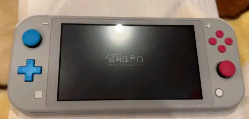 入手一台全新的switchlite剑盾限定，19年的产物，现在全新的越来越少了，非常难得，价格也很美丽，到手加上税费运费也比国内低不少 开心开心