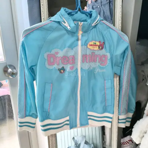 本来一直担心海淘买衣服会很久而且清关很麻烦，没想到这次在挖煤姬的体验这么丝滑！?
我买的这件蓝色外套，从下单到收货竟然比预估时间快了不少，物流更新非常及时，全程都能看到包裹的动向，完全不用焦虑，平台都处理得明明白白，我没有操一点心，也不用自己跑手续，就像在国内淘宝一...