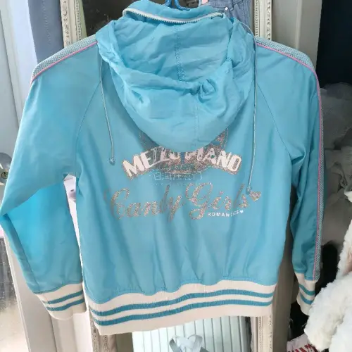 本来一直担心海淘买衣服会很久而且清关很麻烦，没想到这次在挖煤姬的体验这么丝滑！?
我买的这件蓝色外套，从下单到收货竟然比预估时间快了不少，物流更新非常及时，全程都能看到包裹的动向，完全不用焦虑，平台都处理得明明白白，我没有操一点心，也不用自己跑手续，就像在国内淘宝一...