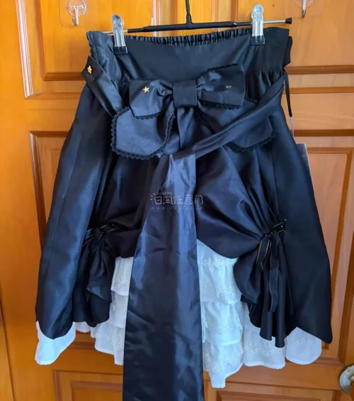 这条Lolita裙版型精致，蝴蝶结+蕾丝层次丰富，黑白色调优雅百搭，松紧腰设计舒适又显瘦，甜酷感十足。
