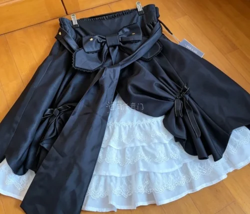 这条Lolita裙版型精致，蝴蝶结+蕾丝层次丰富，黑白色调优雅百搭，松紧腰设计舒适又显瘦，甜酷感十足。