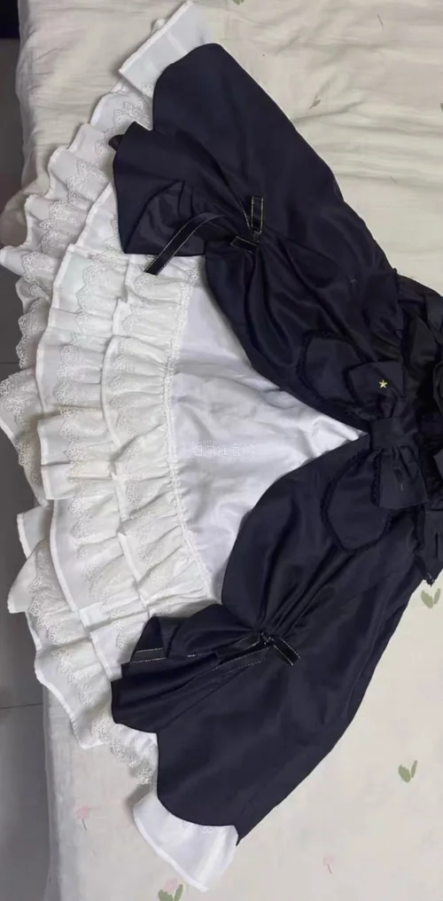 这条Lolita裙版型精致，蝴蝶结+蕾丝层次丰富，黑白色调优雅百搭，松紧腰设计舒适又显瘦，甜酷感十足。
