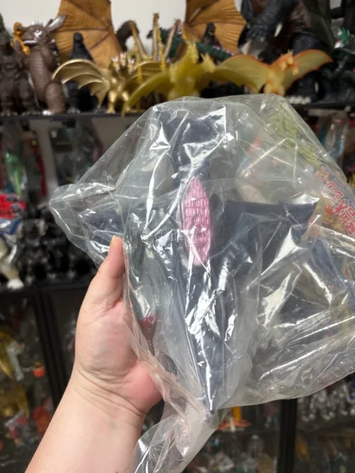 这是Marmit世纪大怪兽系列的加奥斯软胶，包装手绘复古味浓，软胶质感细腻，细节还原到位，是收藏党青睐的复古特摄周边。