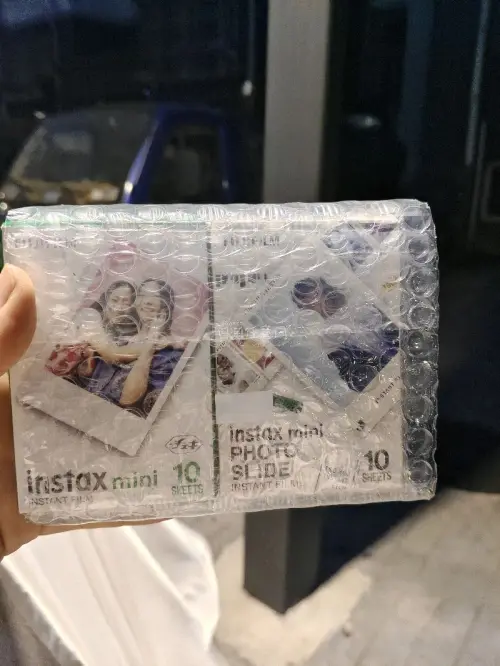 相纸完好无损，日期很新，拍出来色彩自然，白边干净厚实，室内室外效果都很稳，囤货党直接冲！日期新鲜到2028年，富士正品质感在线，色彩还原超棒，出片稳定不翻车，性价比超高，会回购！